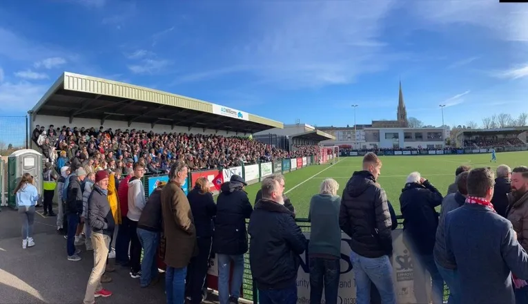 Khung cảnh sôi động ngày thi đấu tại sân Meadowbank của Dorking Wanderers