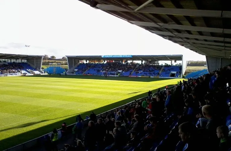 Khung cảnh toàn cảnh sân vận động Croud Meadow nhìn từ khán đài, nơi các cổ động viên Shrewsbury Town cổ vũ.