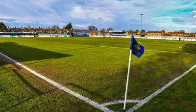 Khung cảnh toàn cảnh sân vận động Lincoln Road, ngôi nhà của Peterborough Sports FC