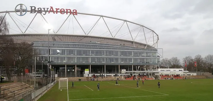 Kiến trúc mặt ngoài BayArena, thể hiện sự kết hợp hài hòa giữa hiện đại và truyền thống