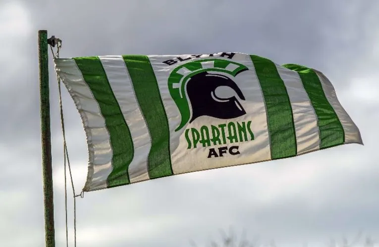 Lá cờ Blyth Spartans kiêu hãnh tung bay tại sân vận động Croft Park, biểu tượng của niềm tự hào câu lạc bộ