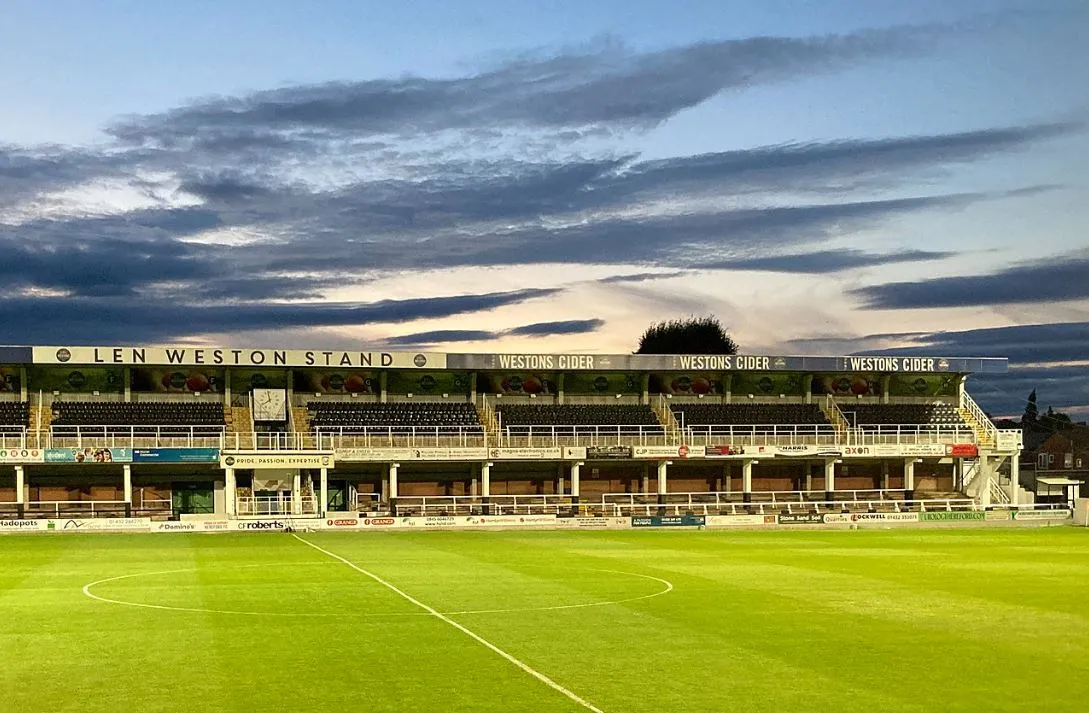 Len Weston Stand, một phần của sân Edgar Street với cấu trúc kết hợp ghế ngồi và khu vực đứng.