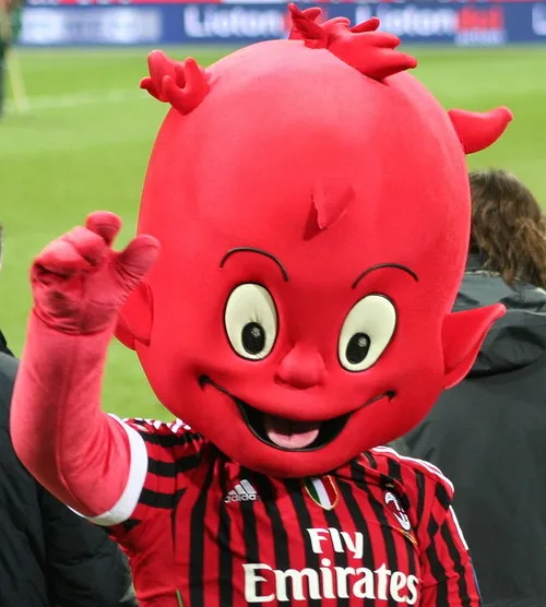 Linh vật của câu lạc bộ AC Milan giao lưu với người hâm mộ tại sân San Siro.