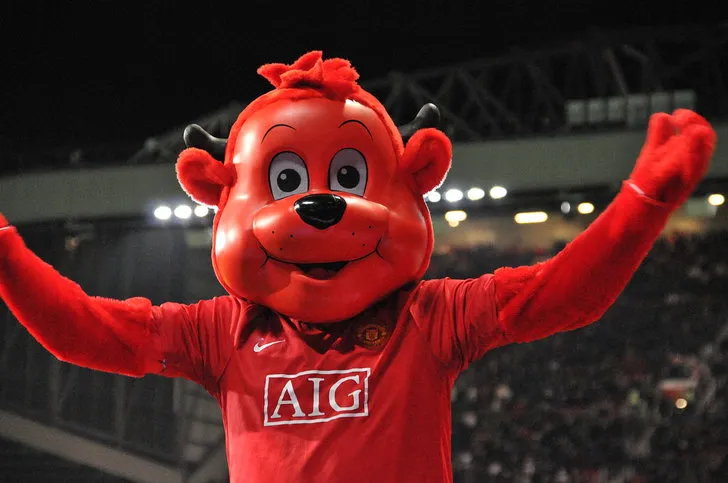 Linh vật Fred the Red của Manchester United thân thiện với fan