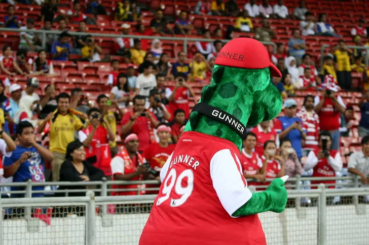 Linh vật Gunnersaurus Rex thân thiện, biểu tượng vui tươi của câu lạc bộ Arsenal.
