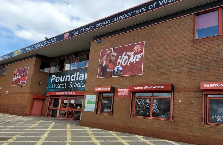 Lối vào chính ấn tượng của sân vận động Poundland Bescot Stadium, chào đón người hâm mộ Walsall FC