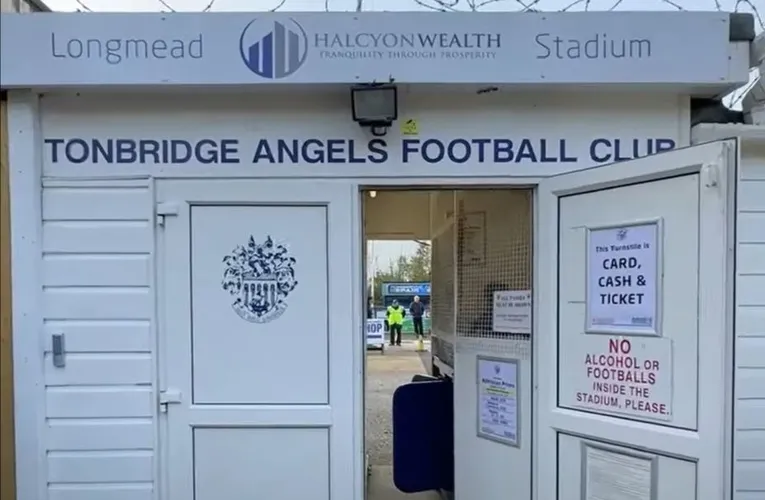 Lối vào chính của Longmead Stadium, sân nhà của Tonbridge Angels