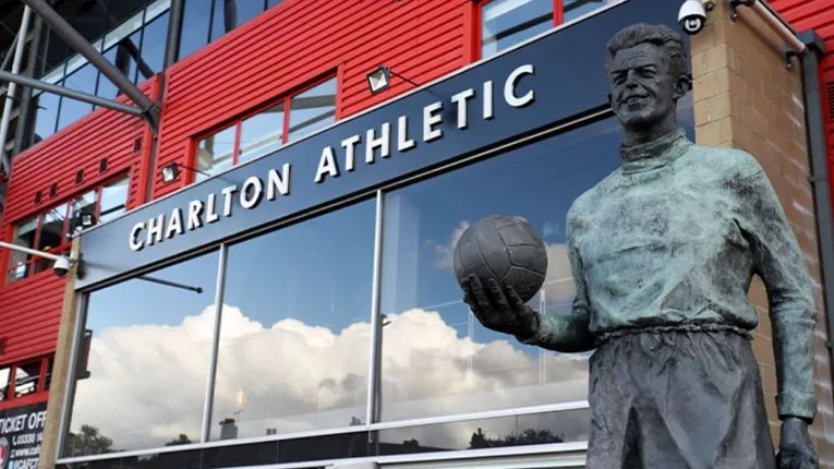 Lối vào chính của sân The Valley, biểu tượng của Charlton Athletic và lịch sử bóng đá lâu đời