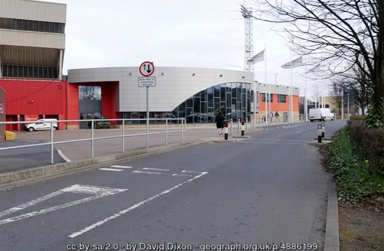 Lối vào chính của sân vận động Gateshead International, chào đón người hâm mộ bóng đá.