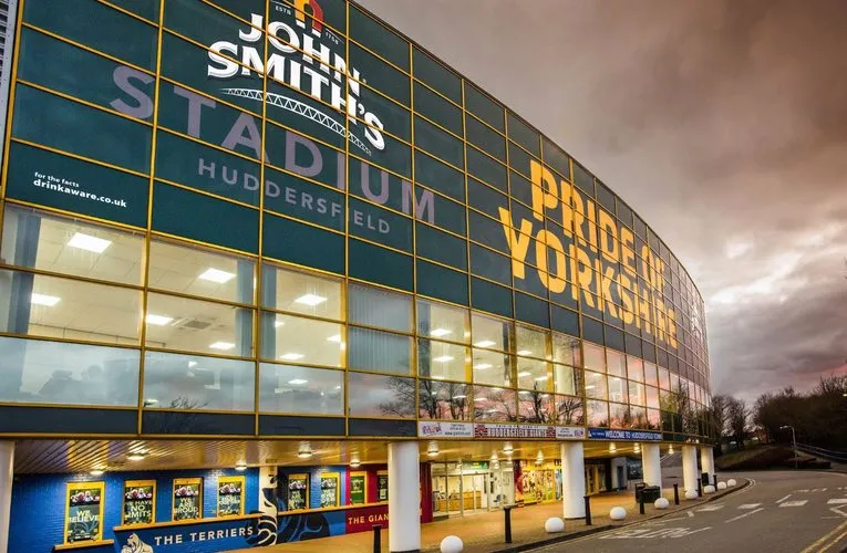Lối vào chính của sân vận động John Smith's, nơi chào đón người hâm mộ Huddersfield Town