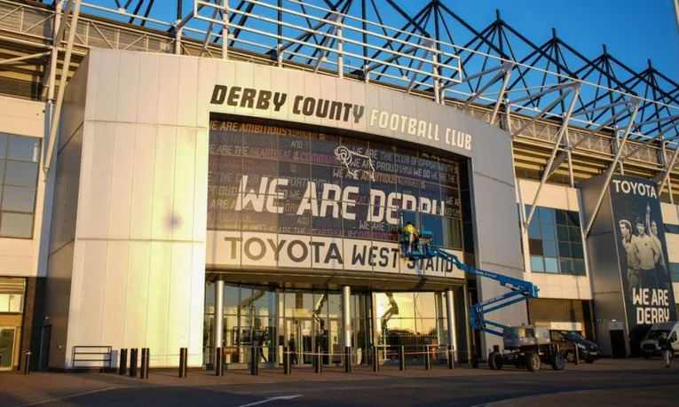 Lối vào chính của sân vận động Pride Park, chào đón người hâm mộ đến với những trải nghiệm bóng đá đỉnh cao