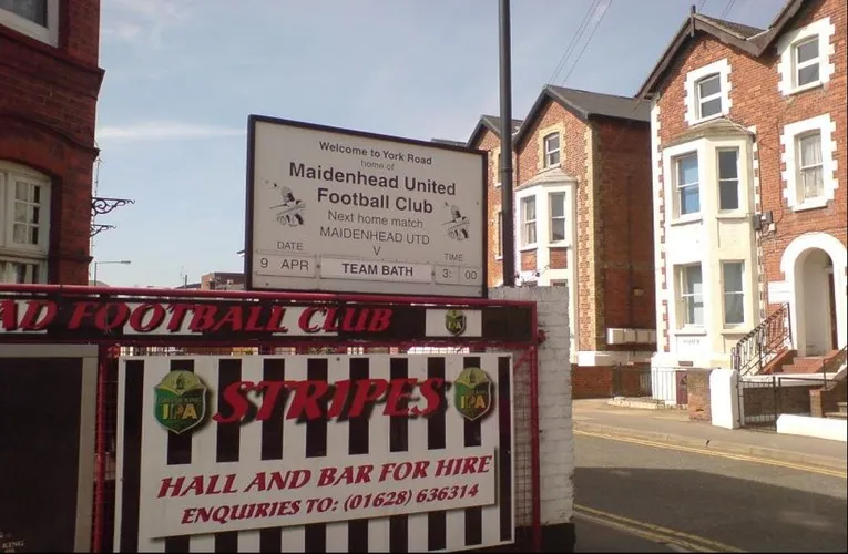 Lối vào chính của sân vận động York Road, &quot;ngôi nhà&quot; lịch sử của Maidenhead United