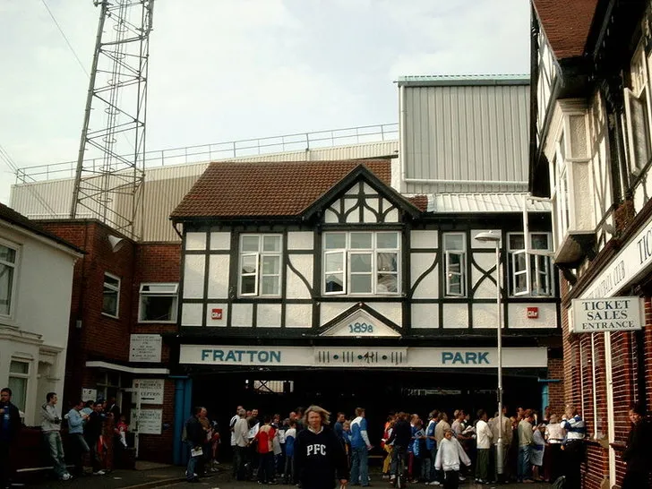 Lối vào chính dẫn đến sân vận động Fratton Park của CLB Portsmouth