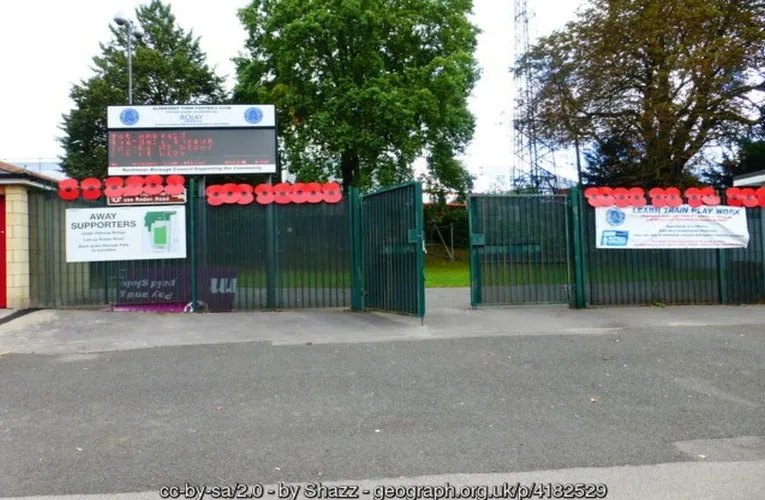 Lối vào chính sân Recreation Ground Aldershot Town, nơi đón chào người hâm mộ
