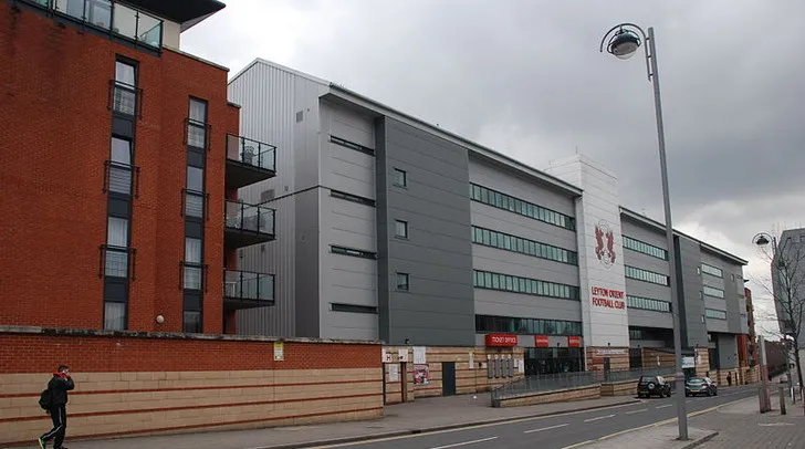 Lối vào chính sân vận động Brisbane Road, biểu tượng của Leyton Orient