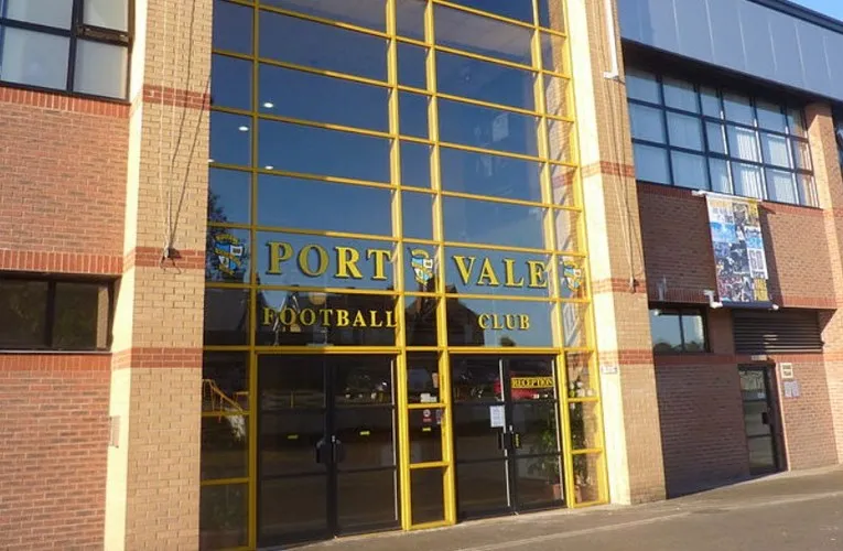 Lối vào chính sân vận động Vale Park, chào đón người hâm mộ đến với ngôi nhà của Port Vale