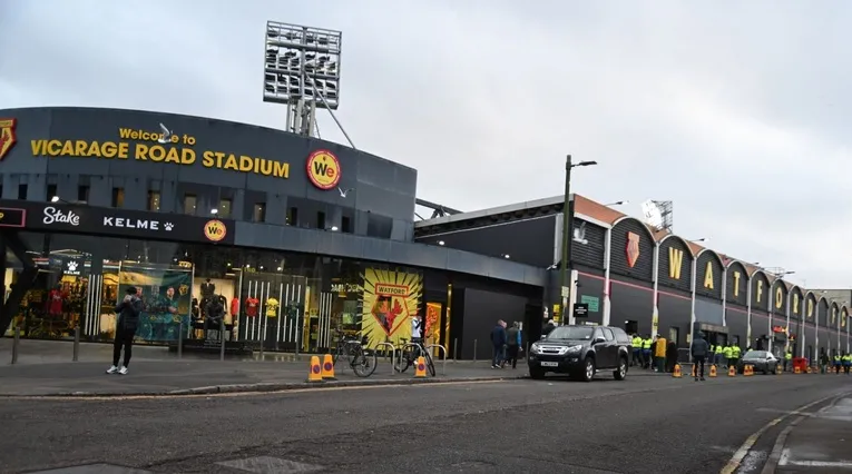 Lối vào chính và cửa hàng lưu niệm của Watford FC tại sân Vicarage Road