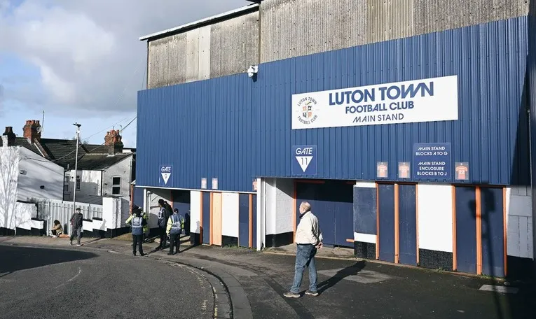Lối vào khán đài chính Main Stand tại sân Kenilworth Road, chào đón người hâm mộ Luton Town
