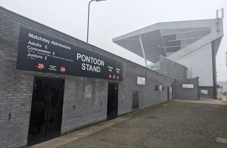 Lối vào khán đài Pontoon Stand tại Blundell Park, nổi bật với kiến trúc truyền thống