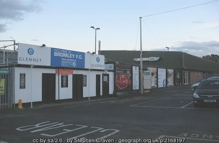Lối vào sân vận động Hayes Lane của Bromley FC nhìn từ bên ngoài