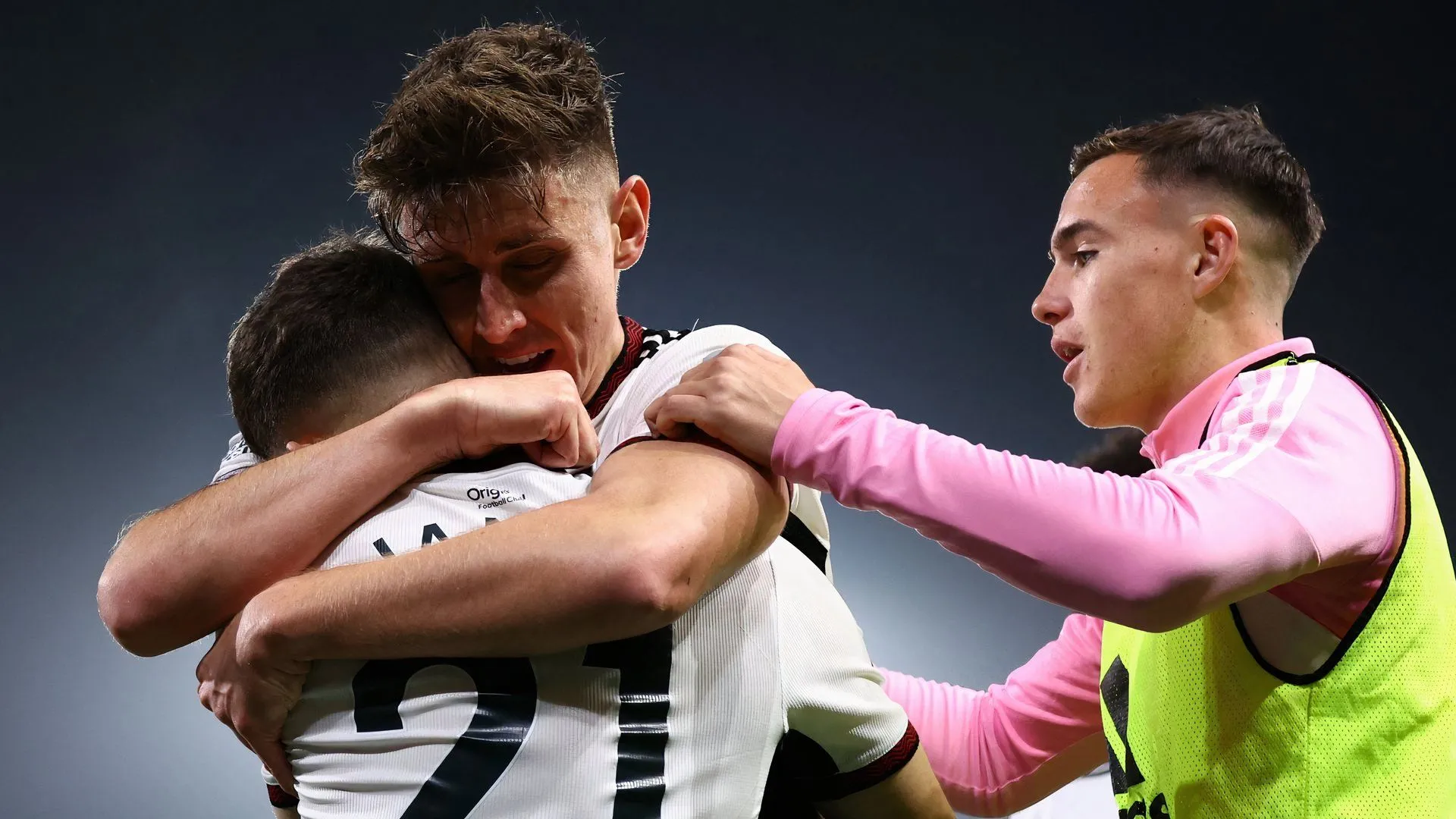 Luke Harris và đồng đội Tom Cairney thi đấu cho Fulham đối đầu Manchester United