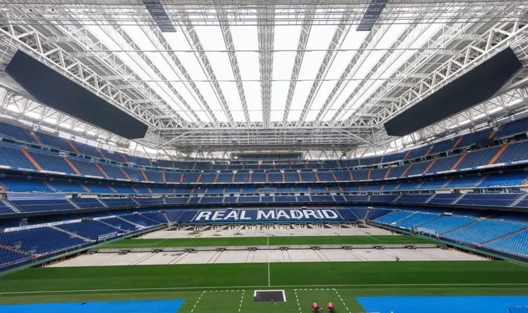 Mặt cỏ xanh mướt của sân Bernabéu, nơi diễn ra các trận đấu đỉnh cao của Real Madrid