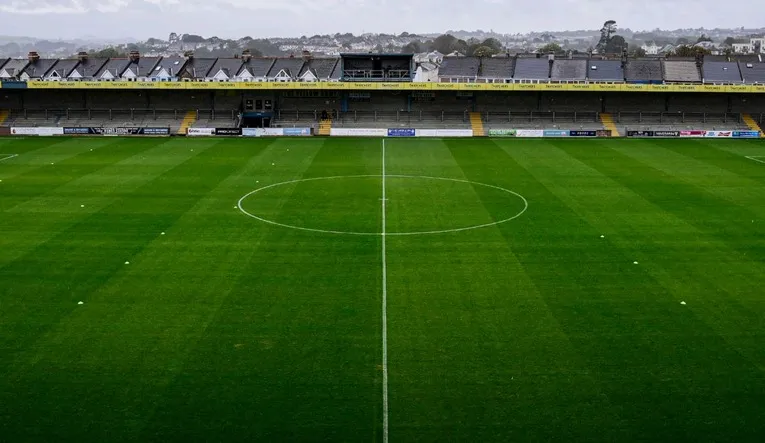 Mặt cỏ xanh mướt của sân Plainmoor tại Torquay, sẵn sàng cho những trận cầu nảy lửa của 'The Gulls'.