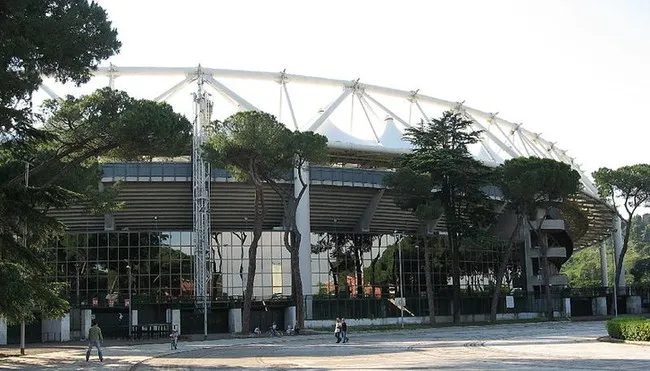 Mặt ngoài hùng vĩ của Stadio Olimpico, biểu tượng kiến trúc thể thao ở Rome.