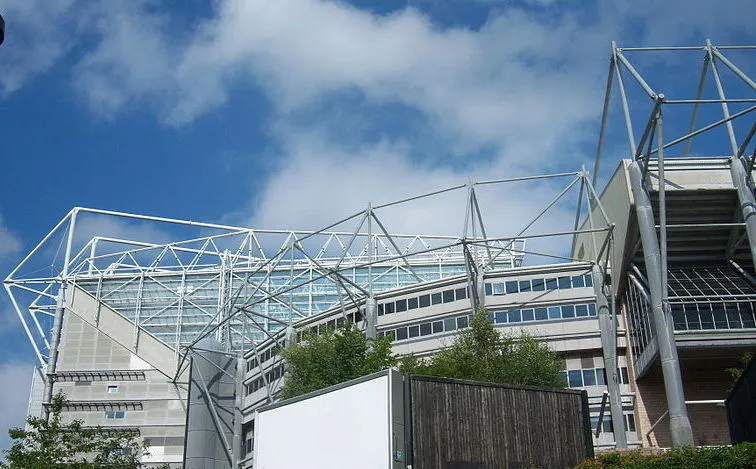 Mặt ngoài sân St. James' Park với kiến trúc độc đáo, thu hút ánh nhìn