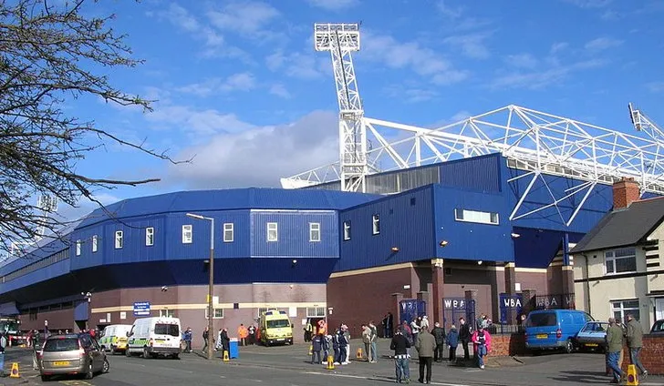 Mặt ngoài sân vận động The Hawthorns, kiến trúc cổ kính và vững chãi của West Brom