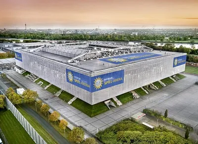 Merkur Spiel-Arena từ bên ngoài, biểu tượng kiến trúc hiện đại của Düsseldorf