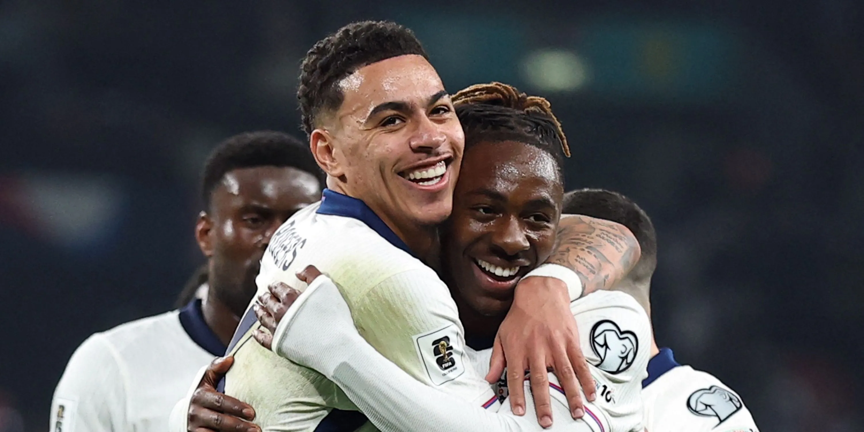 Morgan Rogers (áo trắng) cùng đồng đội trong màu áo đội tuyển Anh, mục tiêu tiềm năng của Chelsea.