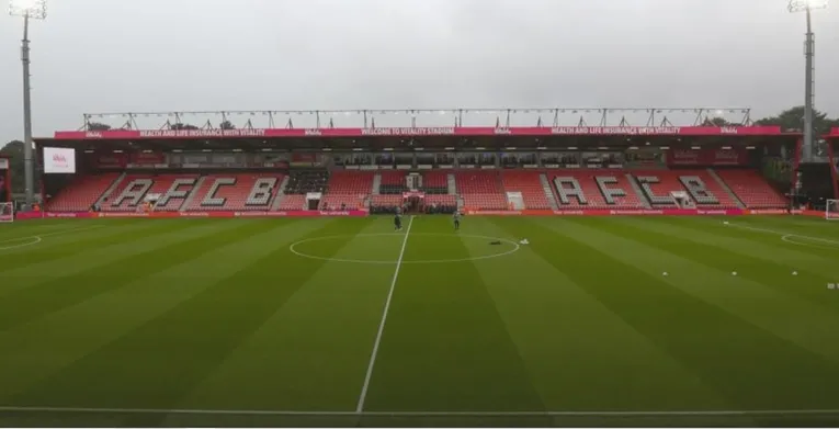 Một góc khán đài Vitality Stadium, nơi người hâm mộ Bournemouth tạo nên bầu không khí cuồng nhiệt.