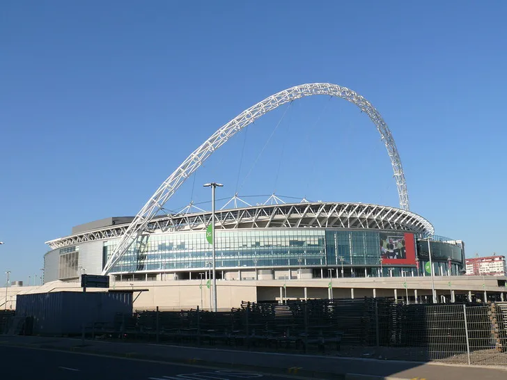Ngoại thất hùng vĩ của Sân vận động Wembley với Cổng vòm lấp lánh trong đêm