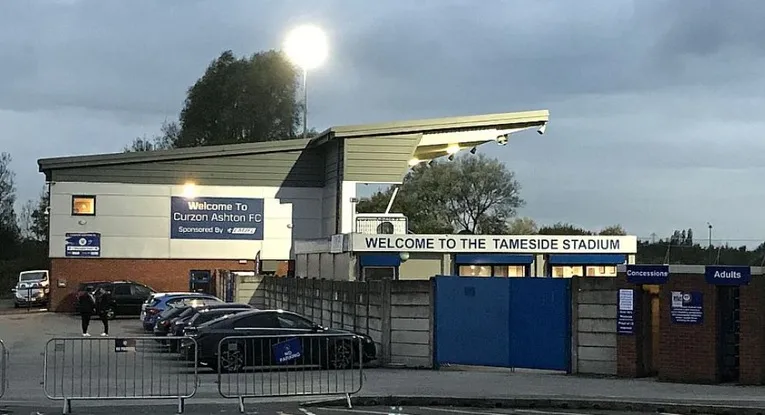 Ngoại thất sân vận động Tameside, thể hiện kiến trúc hiện đại của Curzon Ashton.