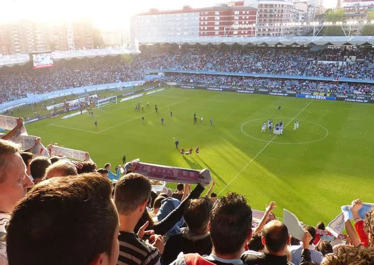 Người hâm mộ Celta Vigo cuồng nhiệt theo dõi trận đấu tại khán đài Balaídos