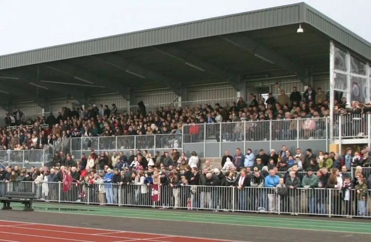 Người hâm mộ Chelmsford City cổ vũ trên khán đài sân Melbourne Community