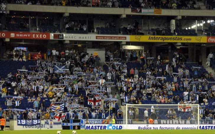 Người hâm mộ Espanyol cuồng nhiệt cổ vũ trận đấu trên khán đài Stage Front Stadium