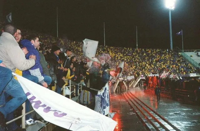 Người hâm mộ Fiorentina cuồng nhiệt trên khán đài, tạo nên bầu không khí sôi động