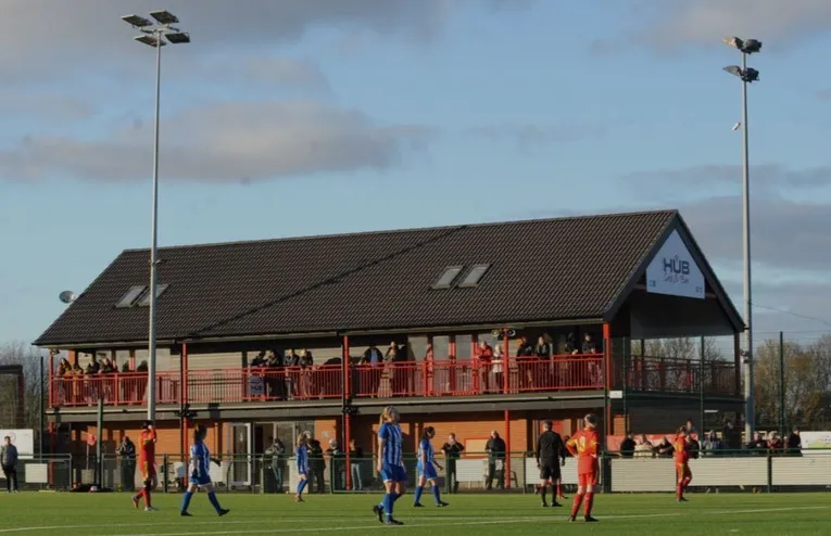 Người hâm mộ Needham Market chăm chú theo dõi trận đấu, tạo nên không khí đặc trưng tại sân Bloomfields