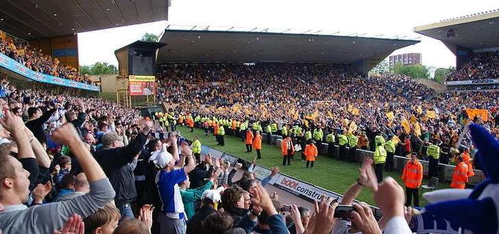 Người hâm mộ Wolves ăn mừng đội nhà trụ hạng Premier League tại Molineux 2011