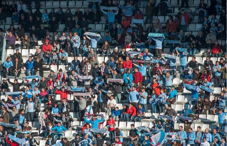 Những cổ động viên Celta Vigo rạng rỡ với khăn quàng cổ xanh trắng trên khán đài Balaídos