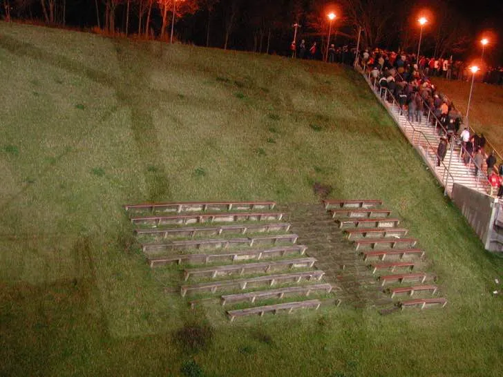 Những hàng ghế cũ kỹ còn sót lại của sân Zentralstadion, nơi lịch sử bóng đá Leipzig từng diễn ra