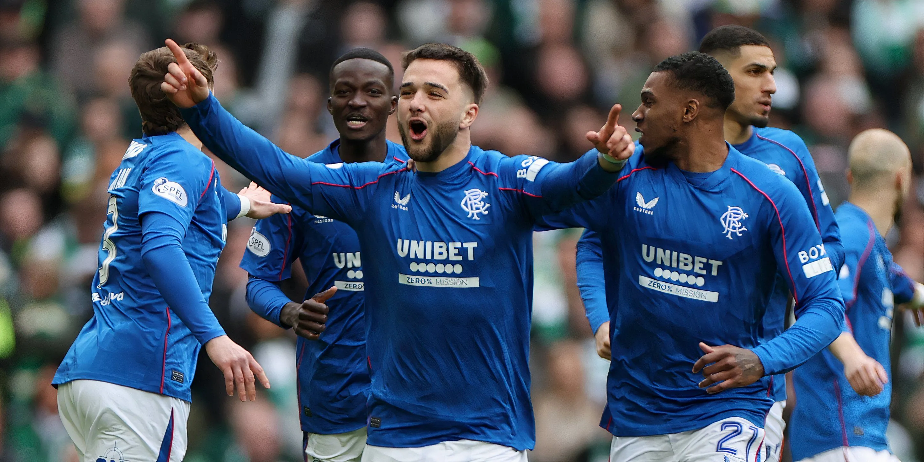 Nicolas Raskin tranh bóng trong trận Rangers gặp Celtic tại Scottish Premiership
