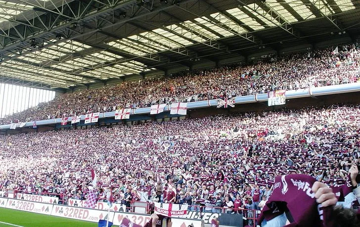 Nội thất khán đài Holte End nhìn từ trong ra
