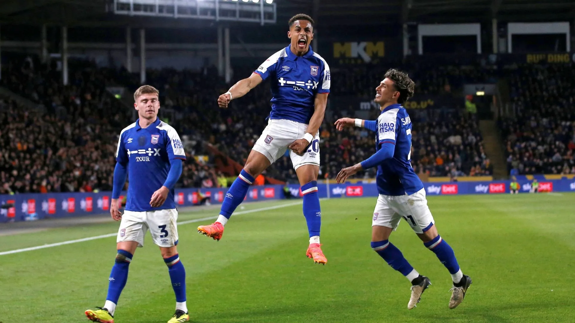 Omari Hutchinson ăn mừng bàn thắng cho Ipswich Town tại Hull City