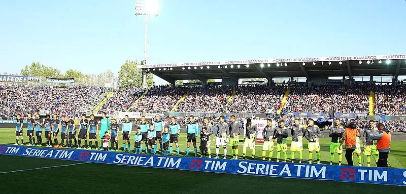 Pha tranh bóng đầy kịch tính trong trận đấu giữa Atalanta và Bologna tại Gewiss Stadium