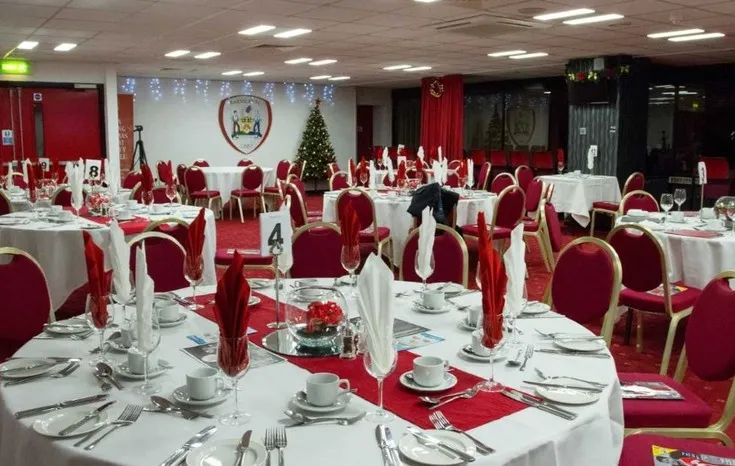Phòng tiếp khách VIP sang trọng tại sân vận động Oakwell, nơi trải nghiệm dịch vụ hiếu khách đẳng cấp của Barnsley FC