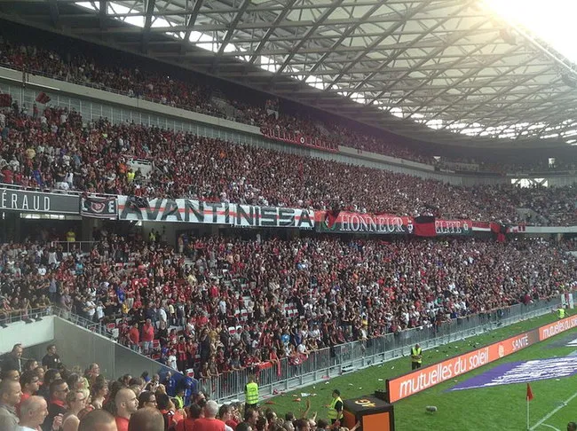 Quang cảnh các khán đài tại sân Allianz Riviera, không gian rộng lớn và hiện đại