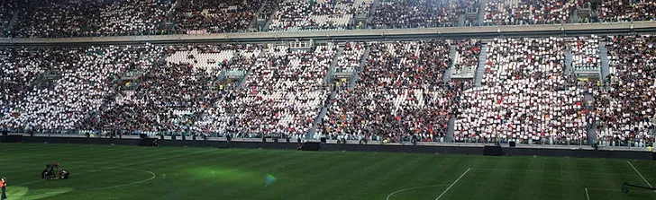 Quang cảnh các khán đài tại sân Allianz Stadium, nổi bật với thiết kế gần gũi và tầm nhìn không bị cản trở cho người hâm mộ Juventus.